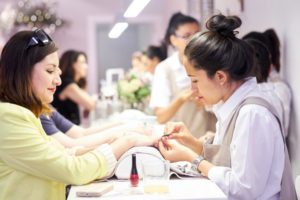 Esmaltes con tratamiento cuidado de uñas